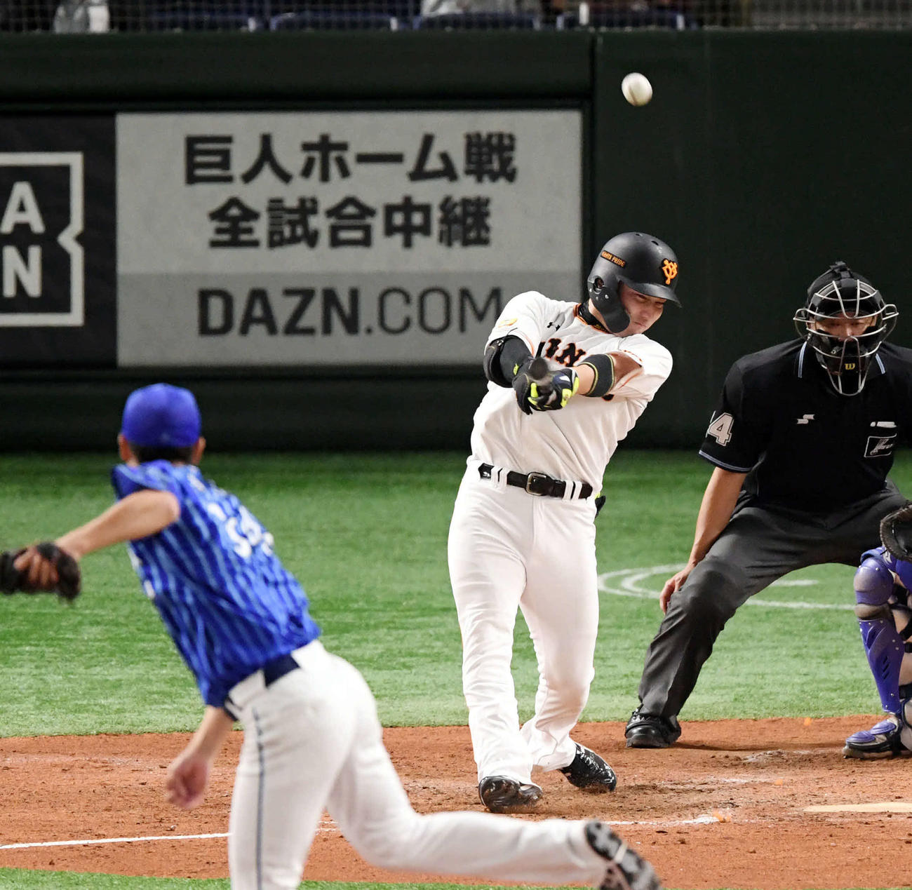 巨人対DeNA　4回裏巨人1死、丸は勝ち越しの右越えソロ本塁打を放つ。投手平田（撮影・滝沢徹郎）