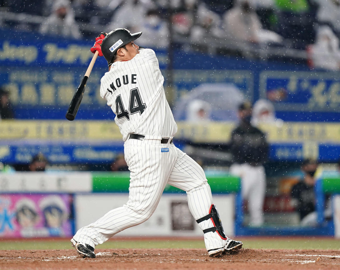 ロッテ対オリックス　1回裏ロッテ2死一、二塁、先制の右越え3点本塁打を放つ井上（撮影・鈴木みどり）