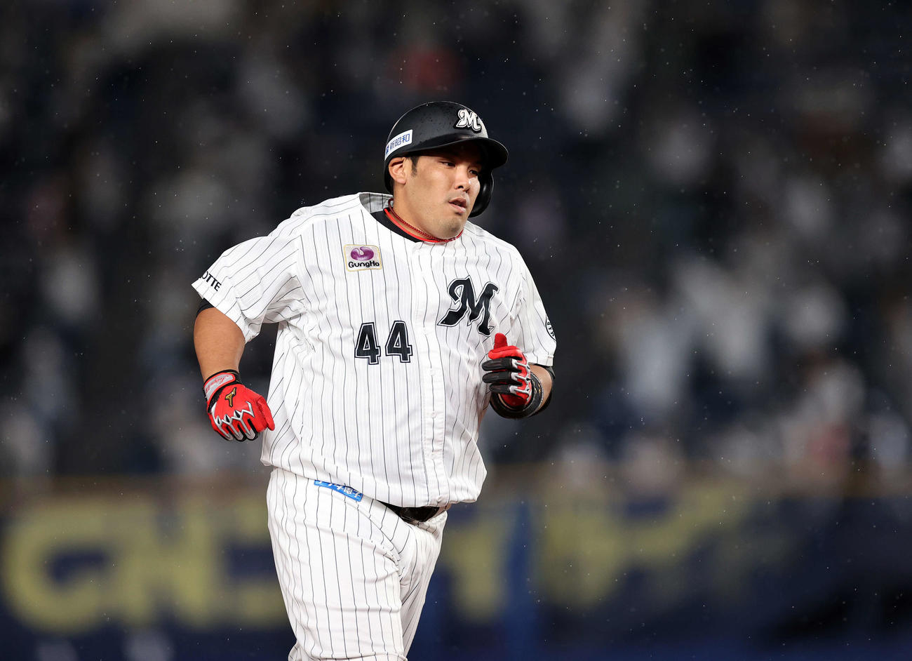 ロッテ対オリックス　1回裏ロッテ2死一、二塁、井上は右越え本塁打を放つ（撮影・鈴木正人）