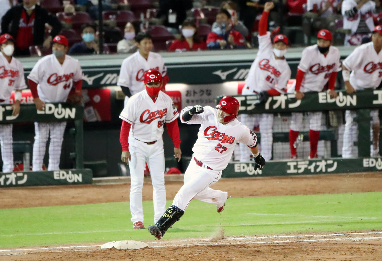 広島対阪神　5回裏広島2死一、二塁、会沢は右線に適時二塁打を放つ（撮影・加藤哉）