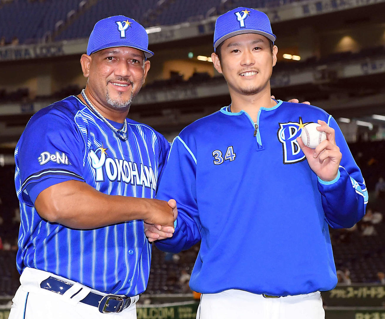 巨人対DeNA　プロ7年目、初勝利を飾ったDeNA平田真吾（右）はアレックス・ラミレス監督と笑顔を見せる（撮影・たえ見朱実）