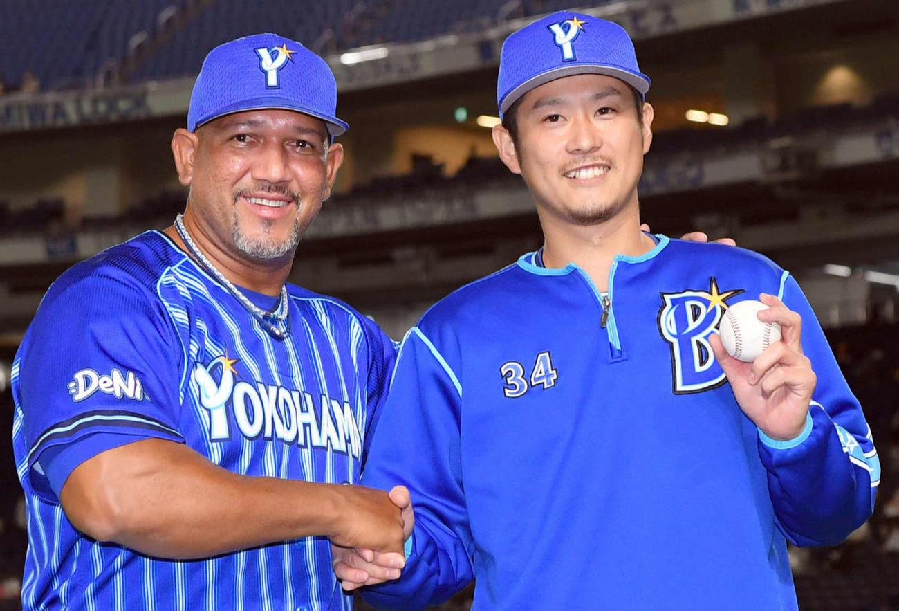 巨人対DeNA　プロ7年目、初勝利を飾ったDeNA平田真吾（右）はアレックス・ラミレス監督と笑顔を見せる（撮影・たえ見朱実）