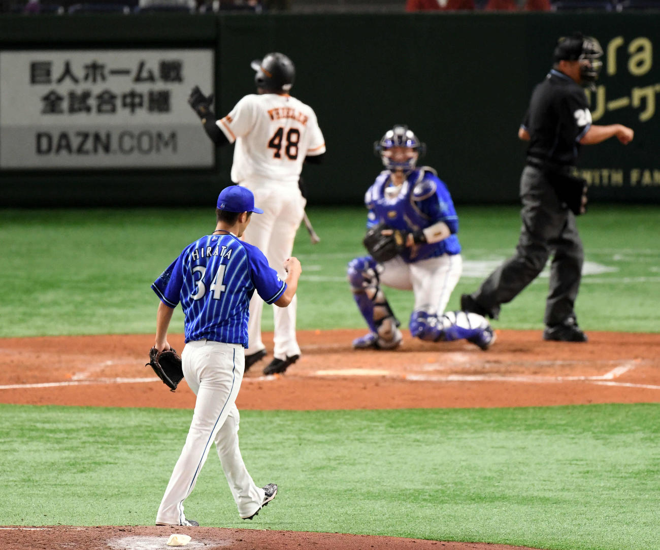 巨人対DeNA　3回裏巨人2死、ウィーラーを見逃し三振に仕留め拳を握る平田（撮影・滝沢徹郎）