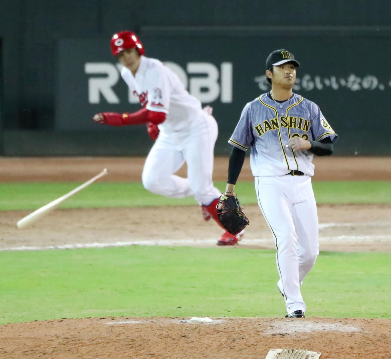 広島対阪神　8回裏広島2死一、二塁、石井は堂林に左前適時打を打たれ失点する（撮影・加藤哉）