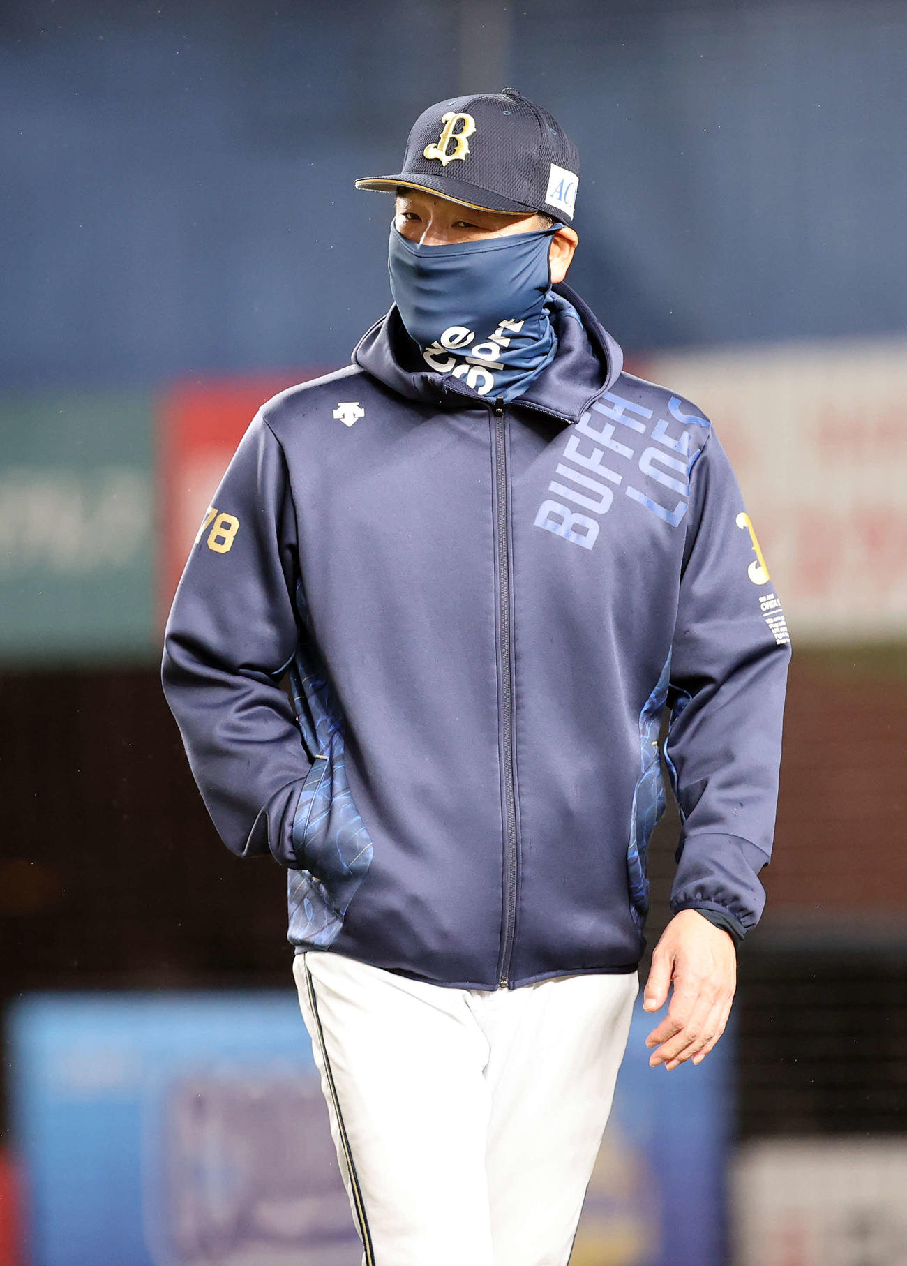 ロッテ対オリックス　7回裏、投手交代を告げるオリックス中嶋監督代行（撮影・鈴木正人）