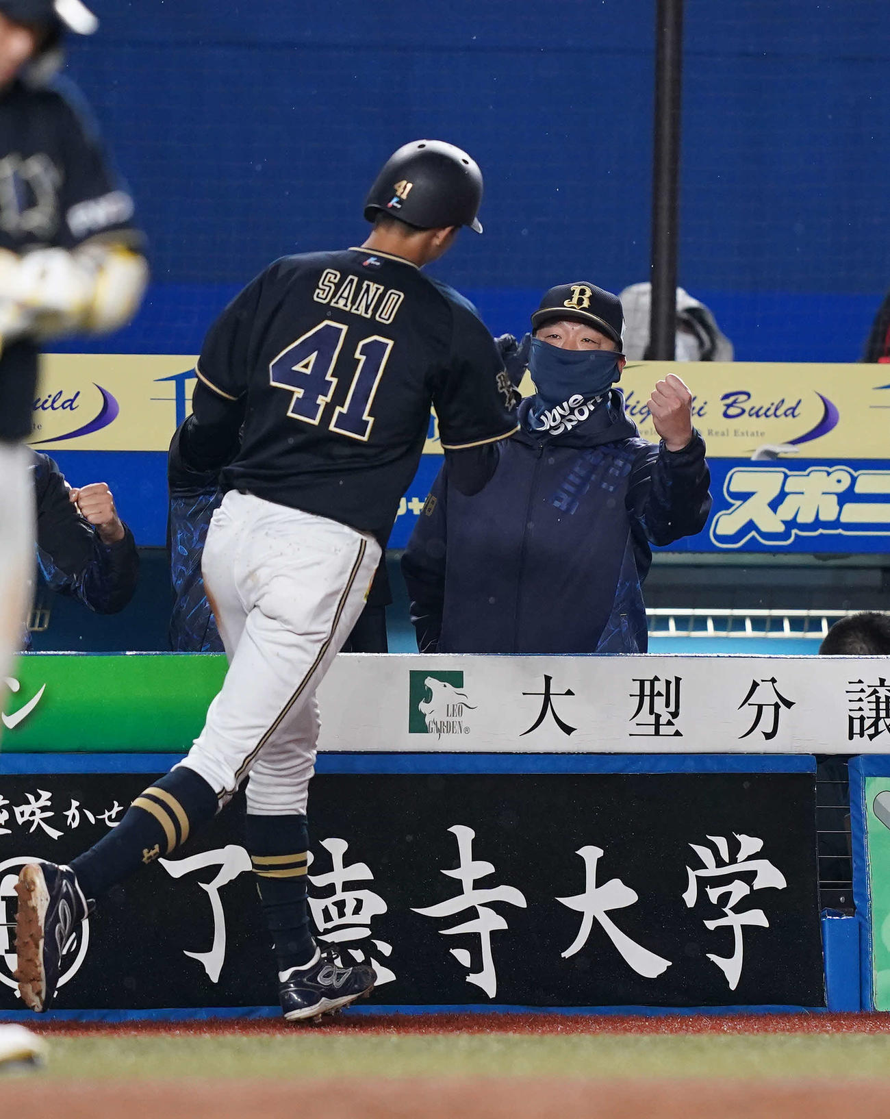 ロッテ対オリックス　3回表オリックス1死一塁、福田の右前打と右翼手マーティンの失策で生還した一塁走者佐野（左）を迎える中嶋監督代行（撮影・鈴木みどり）