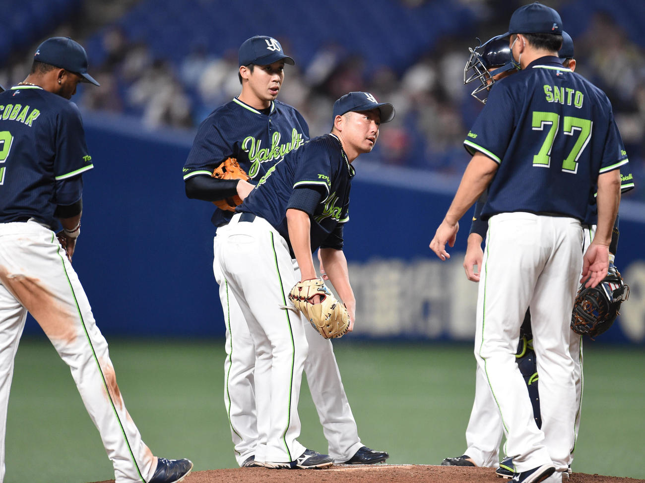 プロ野球中日対ヤクルト　3回裏中日1死一、二塁、マウンドの石川雅規のもとに集まる斎藤隆投手コーチらヤクルトナイン（撮影・森本幸一）