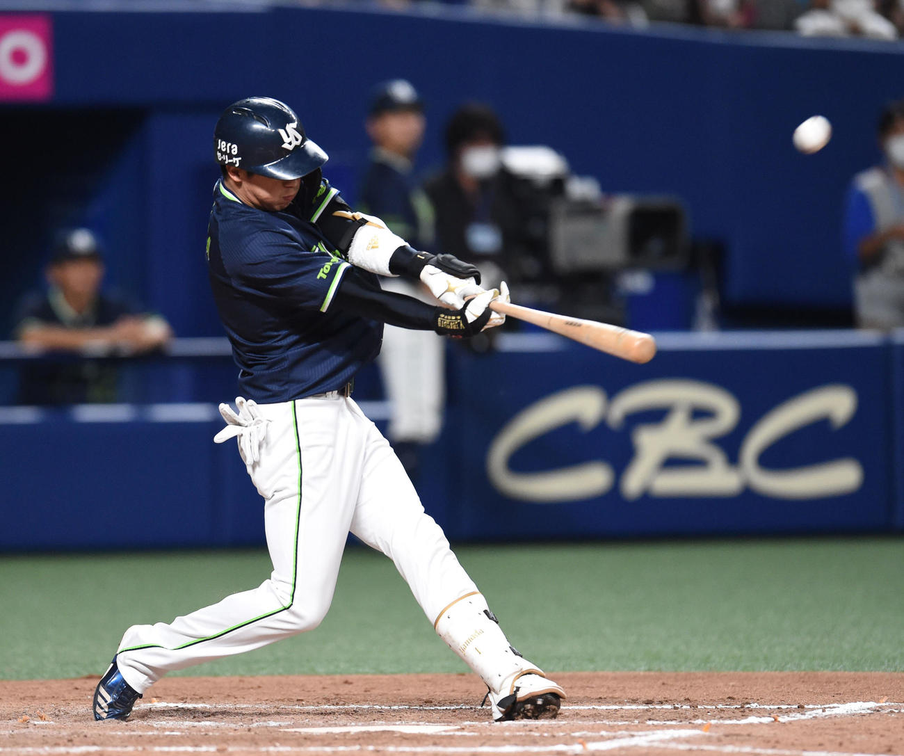プロ野球中日対ヤクルト　8回表ヤクルト2死、左越え本塁打を放った山田哲人（撮影・森本幸一）