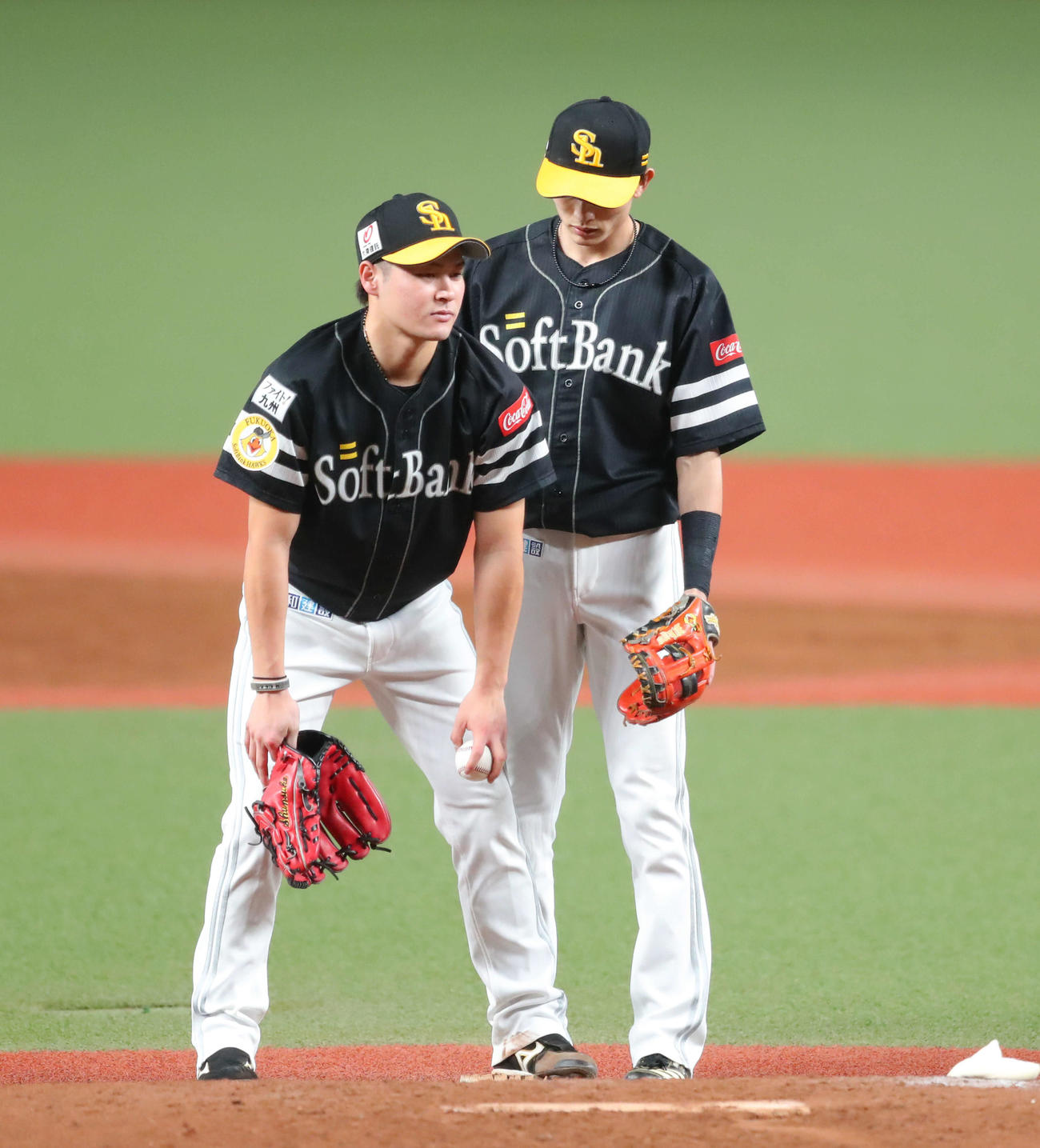西武対ソフトバンク　3回裏西武無死一、三塁、投手交代となり膝に手を置きうつむく笠谷（撮影・河田真司）