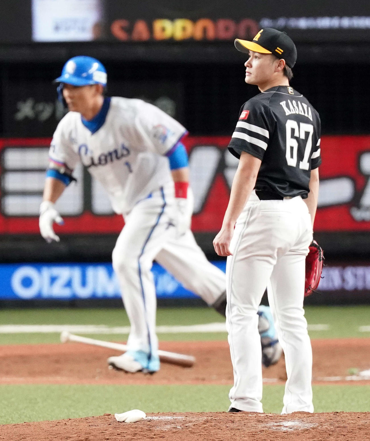 西武対ソフトバンク　3回裏西武無死一、二塁、栗山（左）に適時打を浴びる笠谷（撮影・江口和貴）