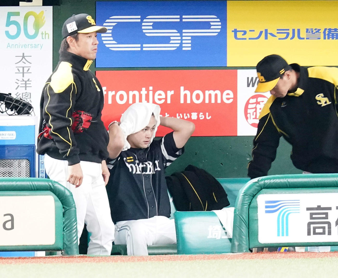西武対ソフトバンク　3回裏途中で降板しベンチで汗をぬぐうソフトバンク先発の笠谷（中央）（撮影・江口和貴）
