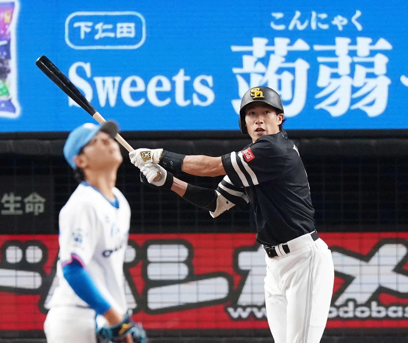 西武対ソフトバンク　1回表ソフトバンク1死二塁、左中間に先制2点本塁打を放つ柳田。投手浜屋（撮影・江口和貴）