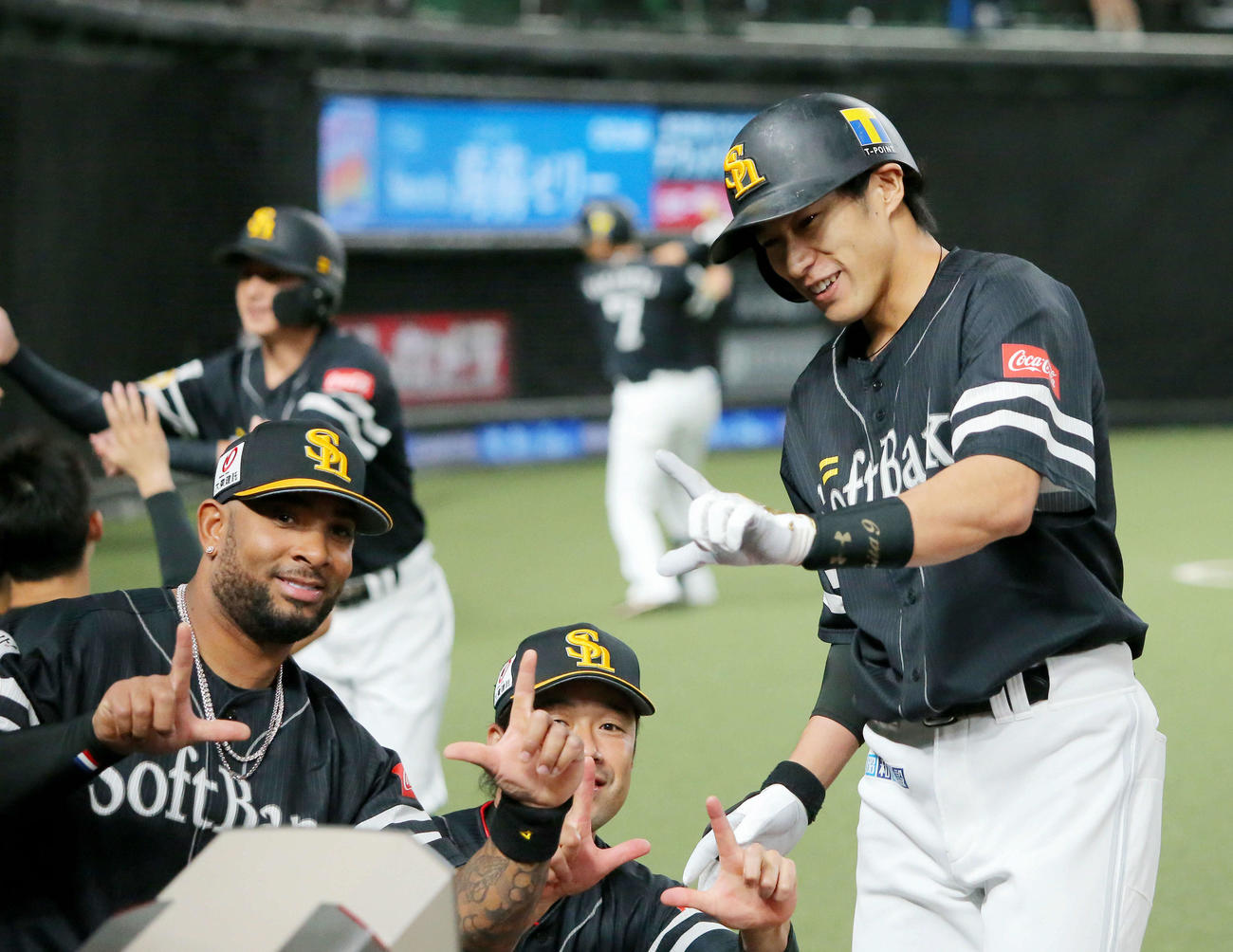 西武対ソフトバンク　1回表ソフトバンク1死二塁、先制本塁打で生還し、テレビカメラにポーズする柳田（右）（撮影・河田真司）
