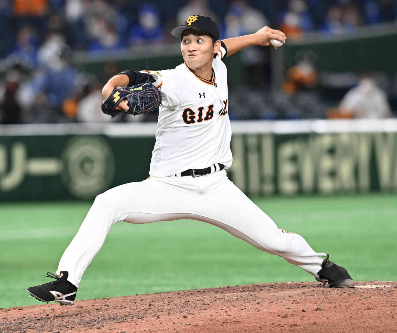 巨人対DeNA　巨人3番手で登板した高橋（撮影・山崎安昭）
