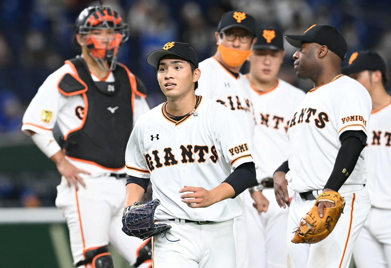 巨人対DeNA　9回途中、降板した巨人高橋（手前）は明るい表情でベンチに下がる（撮影・山崎安昭）