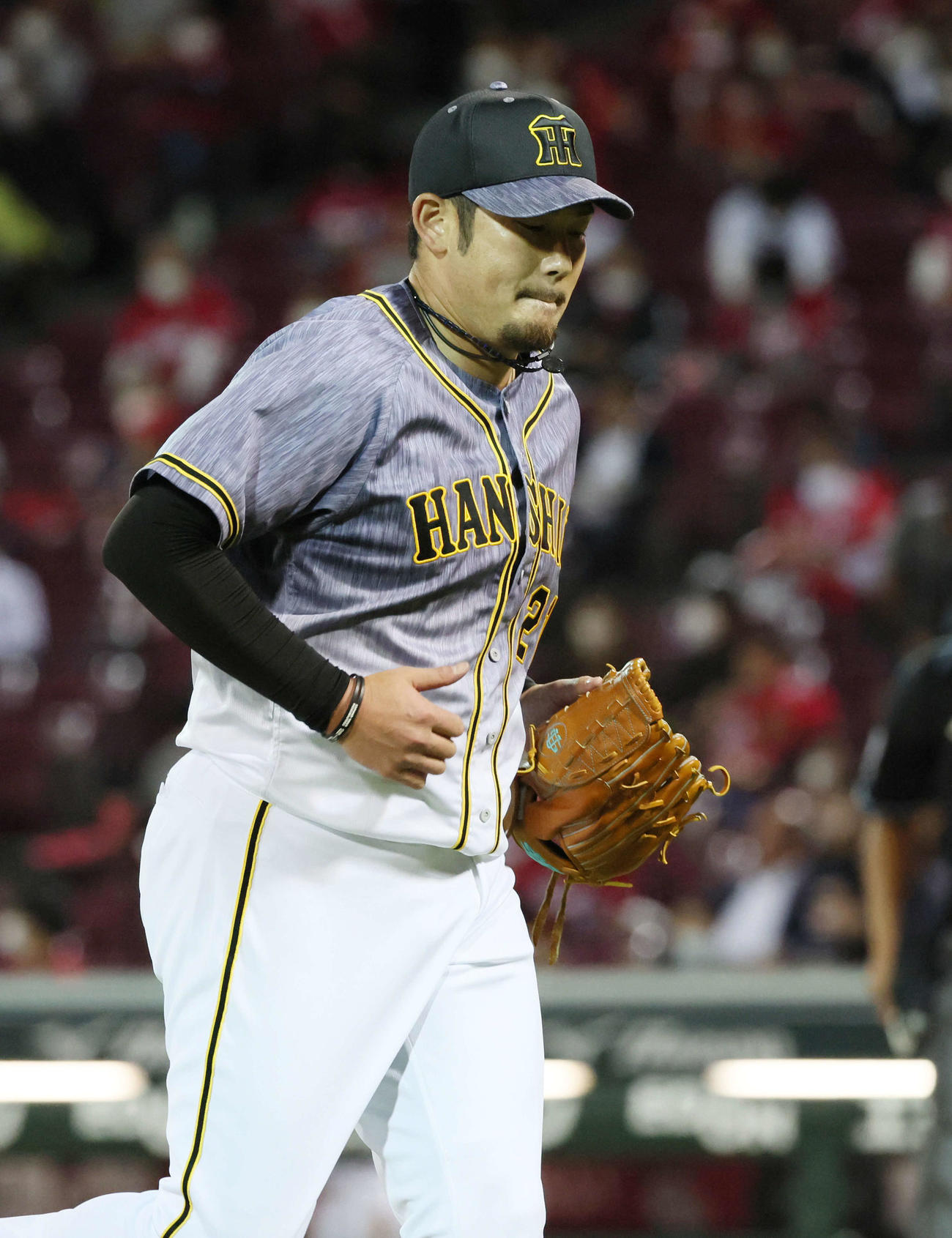 広島対阪神　5回裏広島2死一、二塁、会沢に勝ち越しの適時二塁打を打たれ、降板する岩田（撮影・加藤孝規）