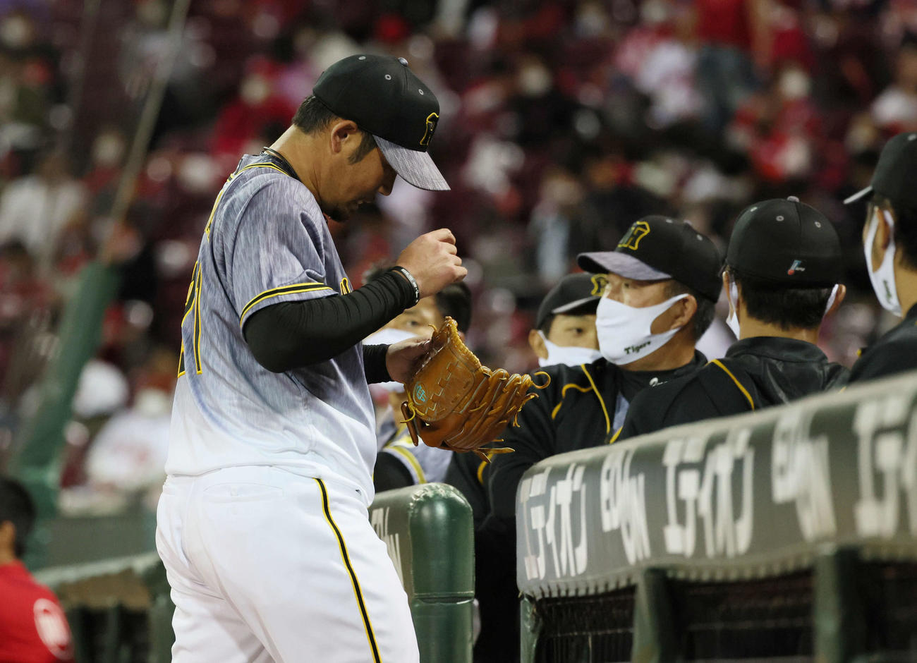 広島対阪神　5回裏広島2死一、二塁、会沢に勝ち越しの適時二塁打を打たれ、降板する岩田（撮影・加藤孝規）