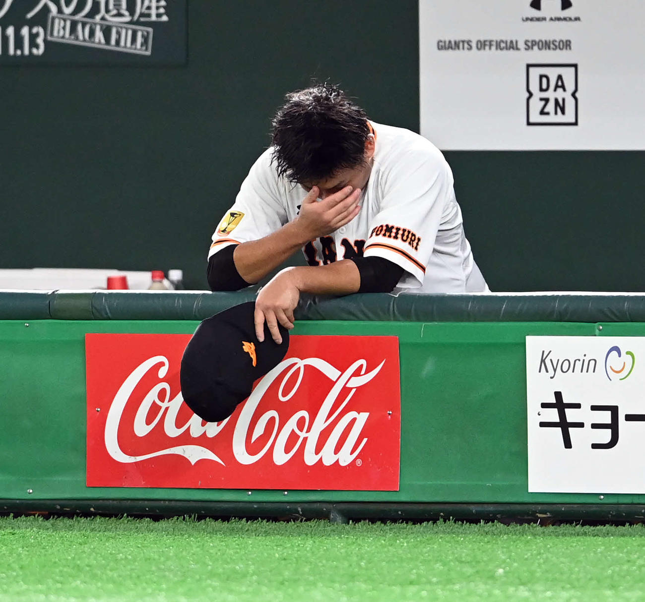 巨人対DeNA　6回途中でマウンド降りた巨人の先発田口はがっくりと肩を落とす（撮影・たえ見朱実）
