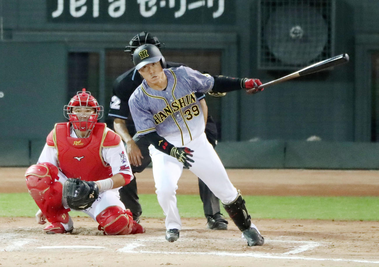 広島対阪神　8回表阪神2死、代打長坂は中前打を放つ（撮影・加藤哉）