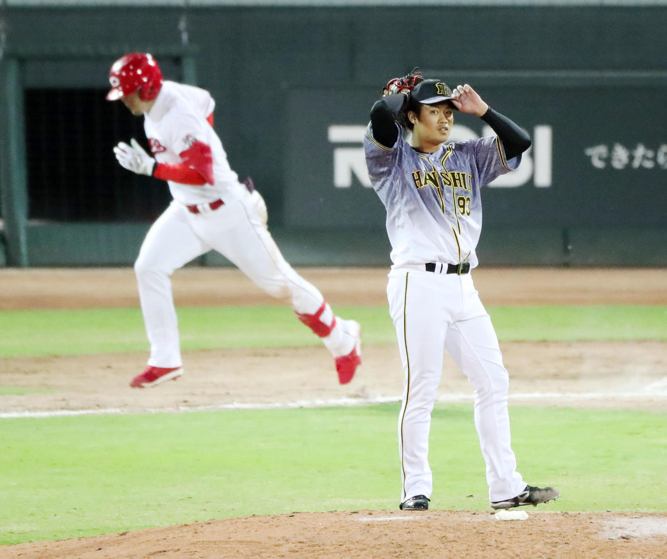 広島対阪神　8回裏広島無死、石井は鈴木を三ゴロに仕留める（撮影・加藤哉）