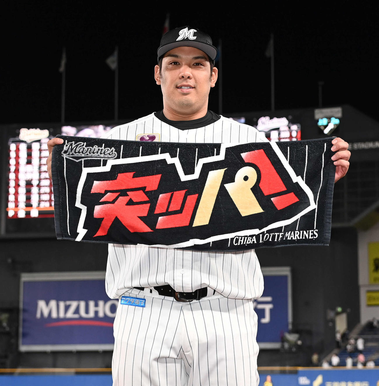 ロッテ対オリックス　オリックスに勝利し、タオルを掲げるロッテ井上（撮影・鈴木みどり）
