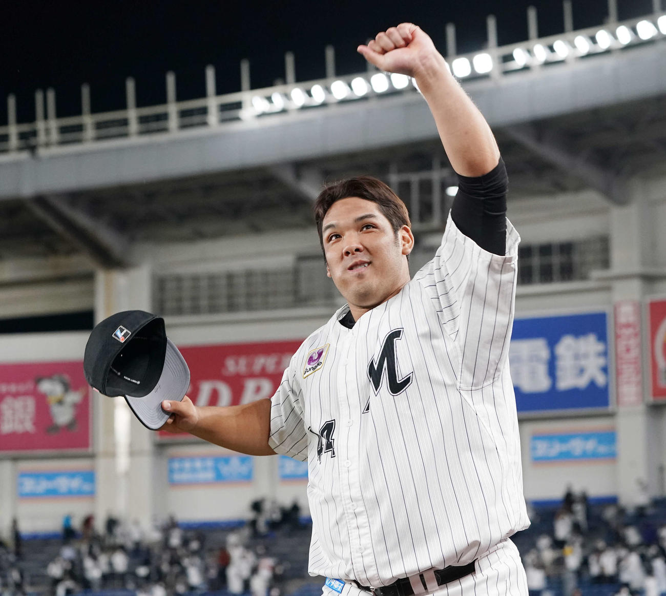 ロッテ対オリックス　オリックスに勝利し、ファンの声援に応えるロッテ井上（撮影・鈴木みどり）