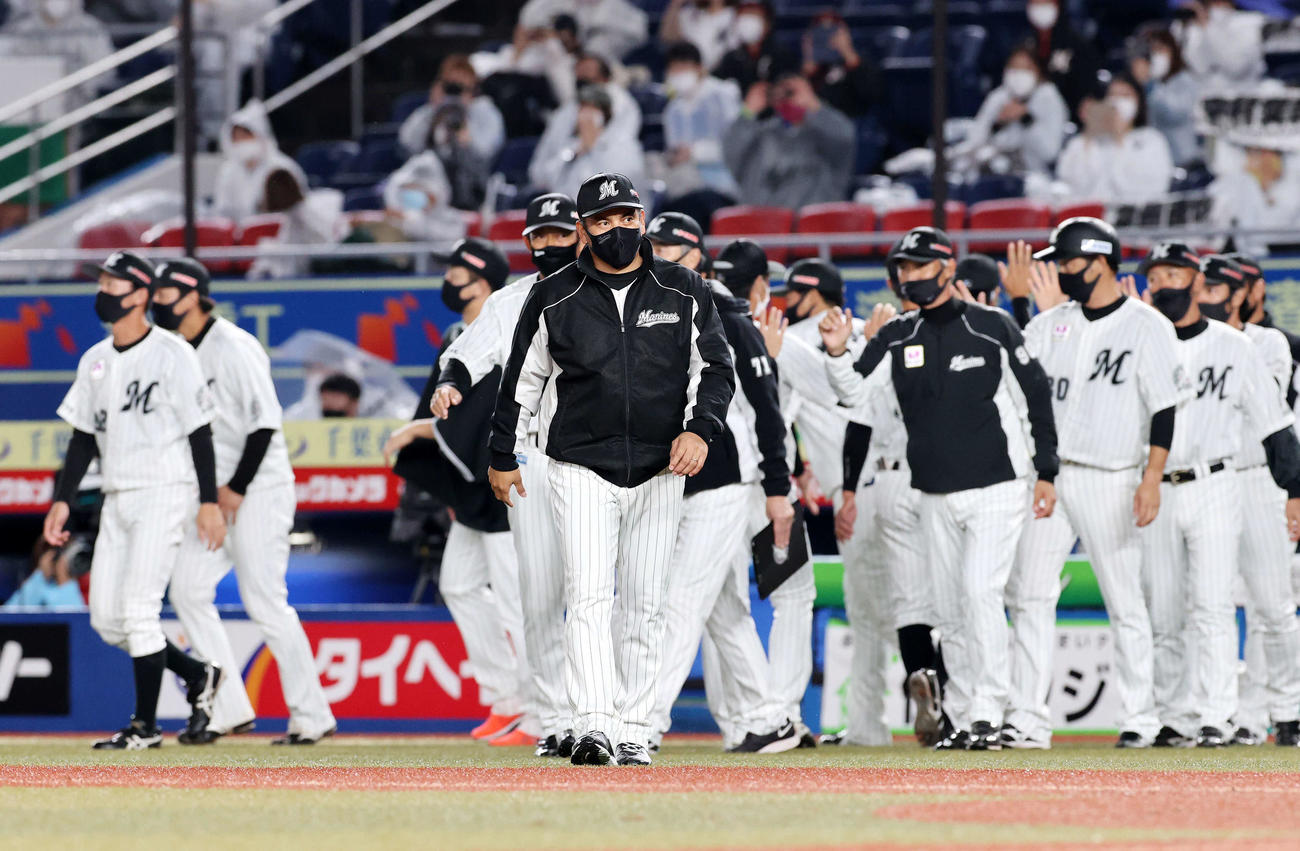 ロッテ対オリックス　勝利しあいさつに向かうロッテ井口監督（中央）（撮影・鈴木正人）