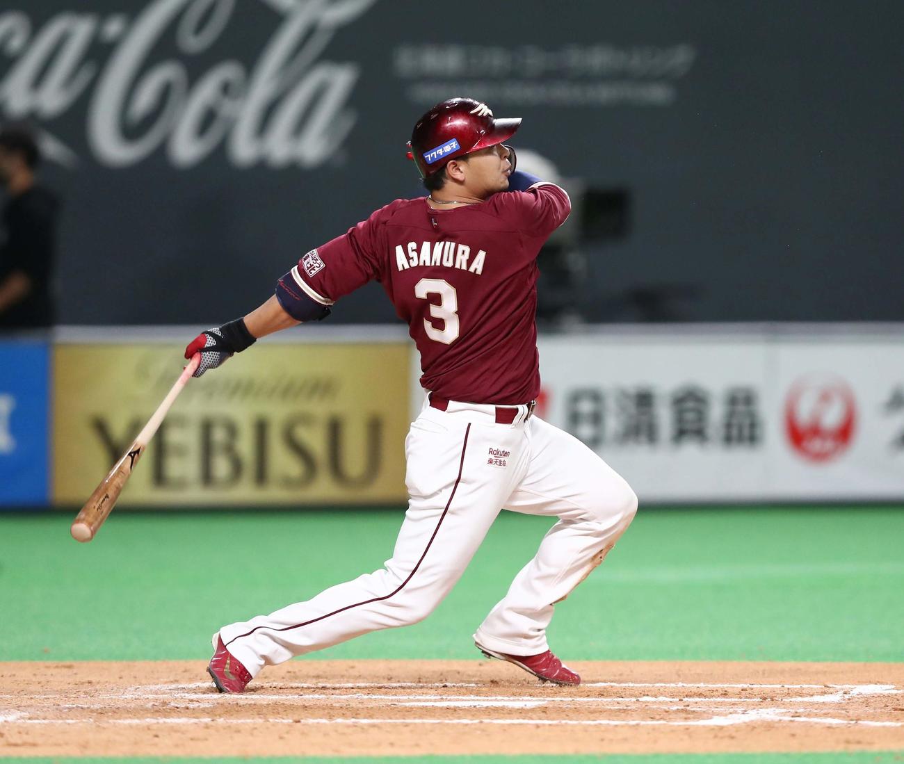 日本ハム対楽天　7回表楽天2死一、二塁、右前適時打を放つ浅村（撮影・黒川智章）