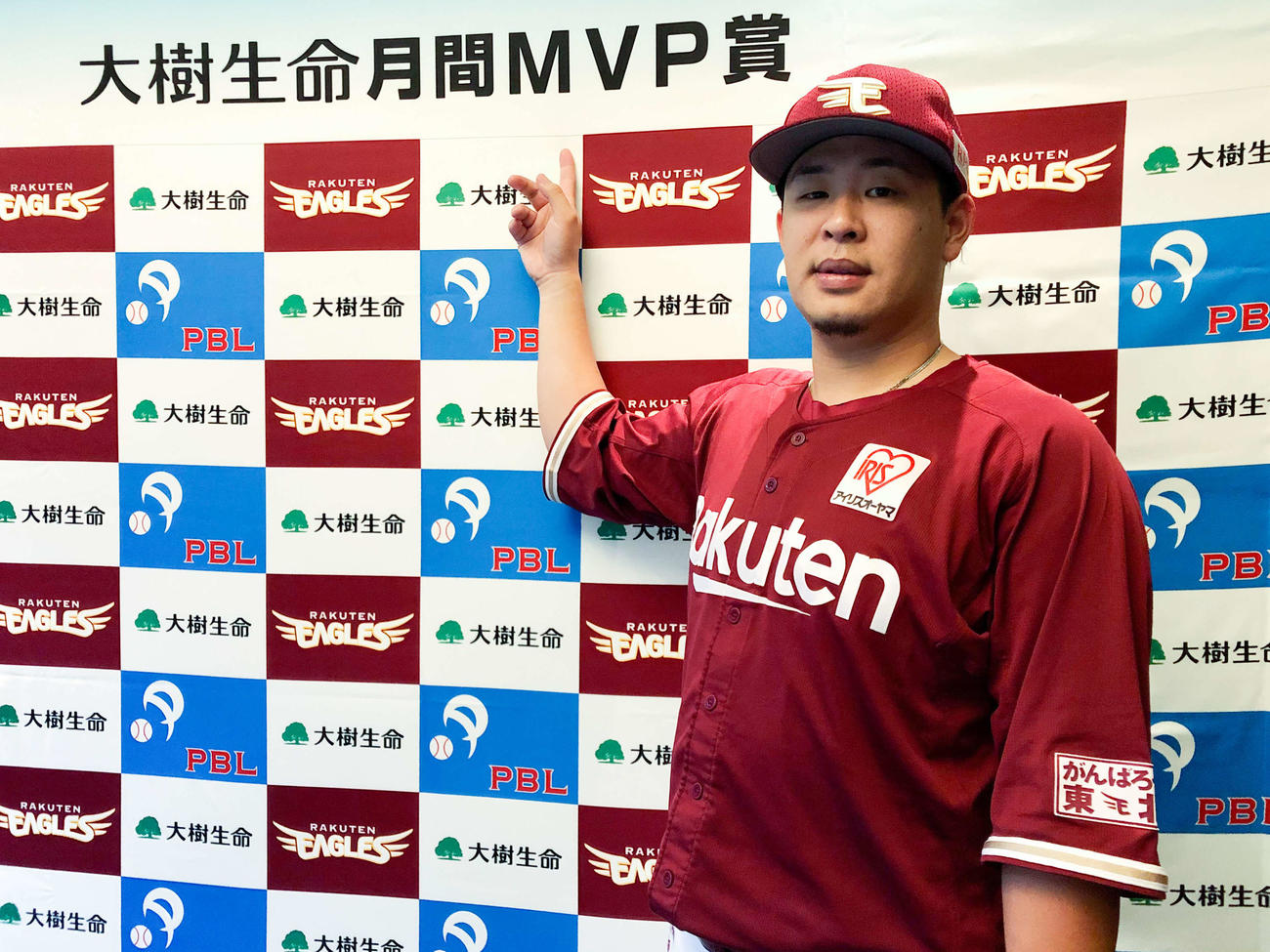 パ・リーグの9月度「大樹生命月間MVP賞」を受賞した楽天浅村はボードを指さす（球団提供）