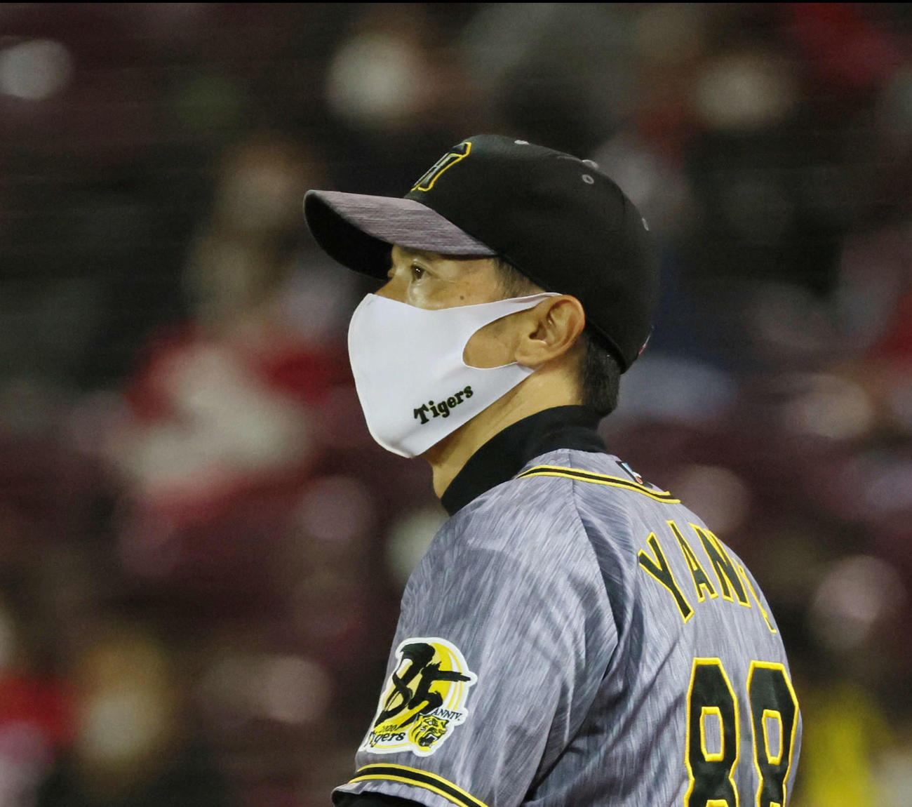広島対阪神　8回裏広島、交代を告げる矢野監督（撮影・加藤孝規）