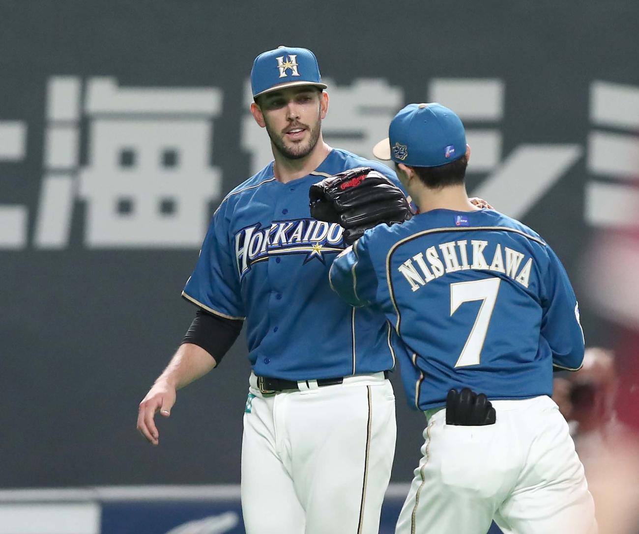 日本ハム対楽天　2回表、好守を見せた西川を出迎えるバーヘイゲン（撮影・黒川智章）