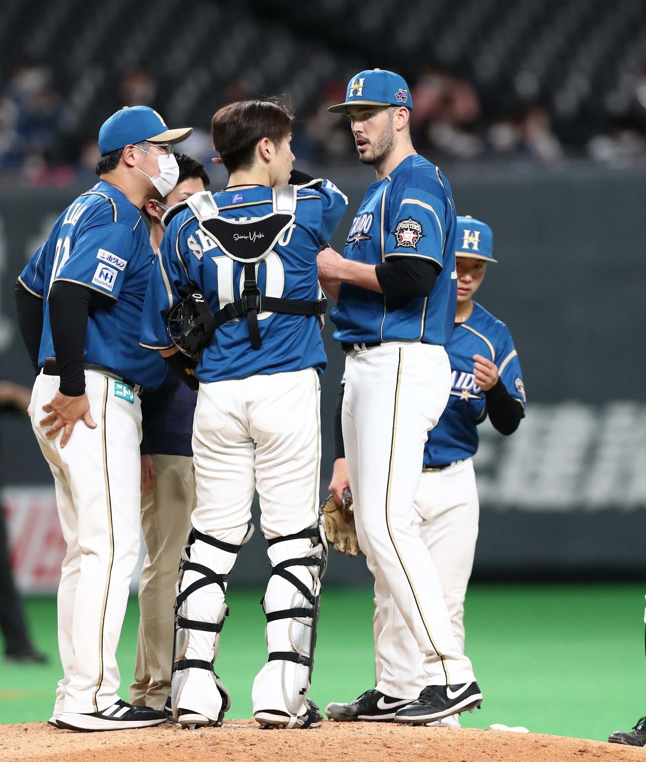 日本ハム対楽天　5回表、ピンチにマウンドに集まるバーヘイゲン（右）らナイン（撮影・黒川智章）