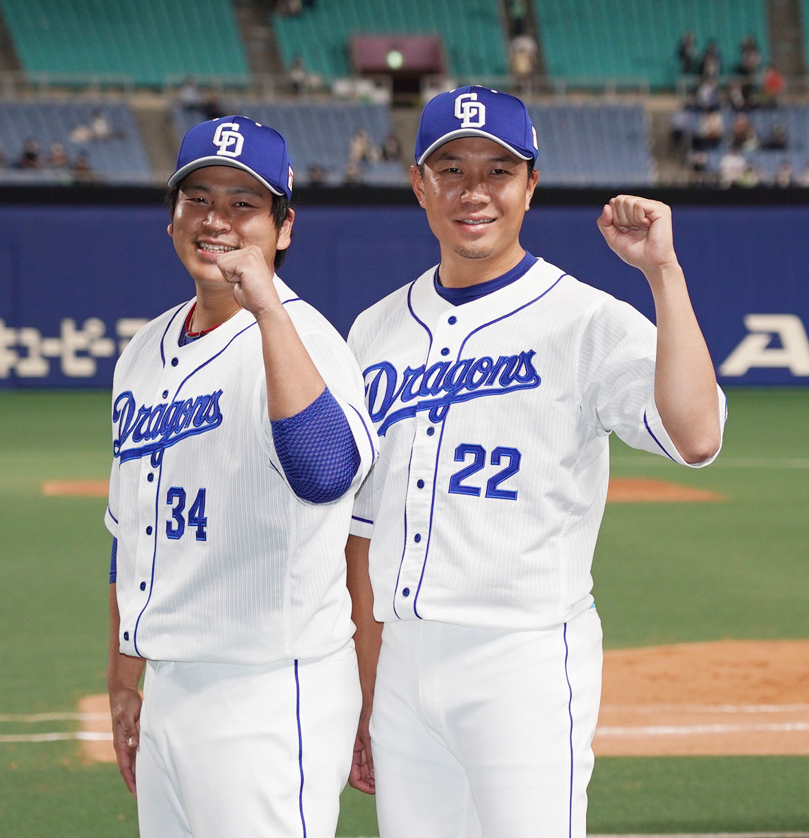 プロ野球中日対ヤクルト　ヒーローインタビュー後、ポーズを決める福（左）と大野雄（右）（撮影・森本幸一）