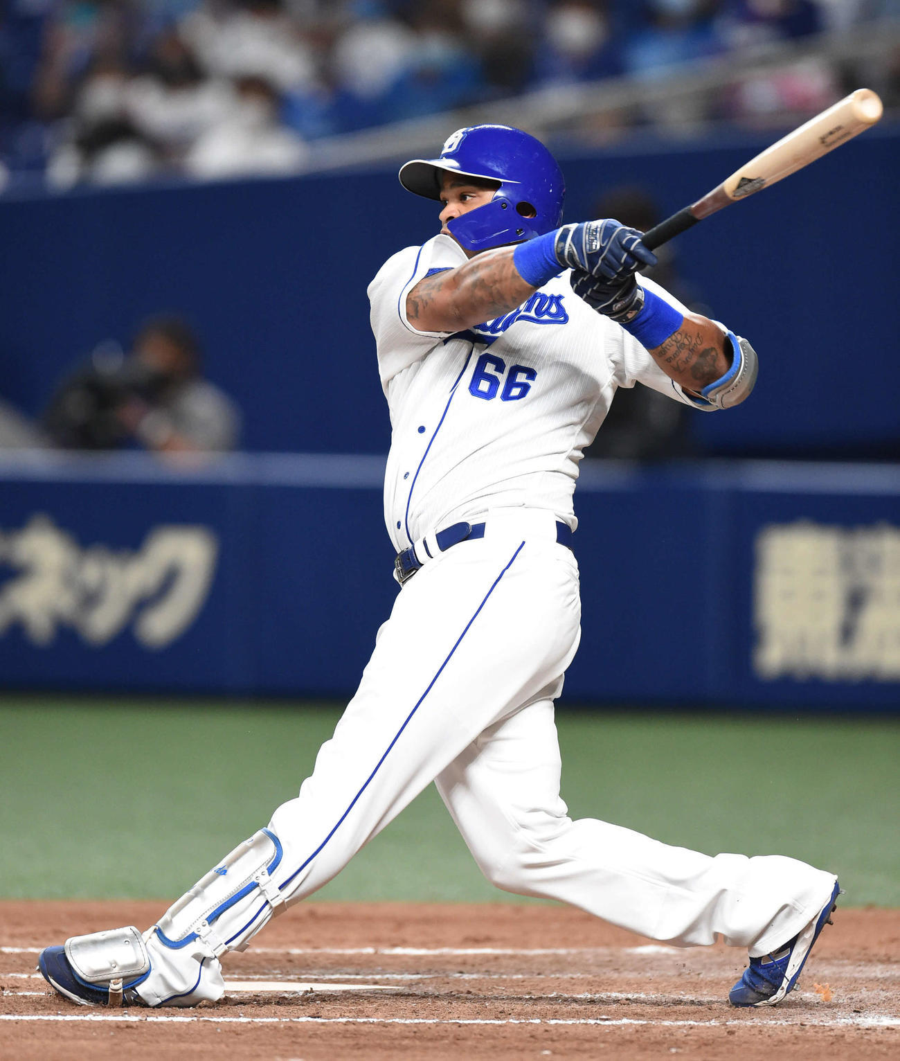 中日対ヤクルト　3回裏中日1死一、三塁、左前適時打を放つビシエド（撮影・森本幸一）
