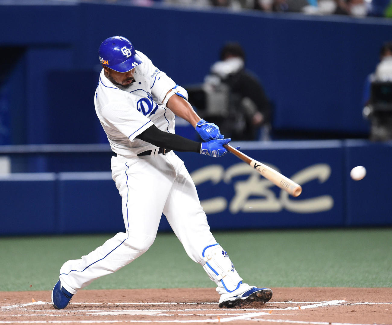 プロ野球中日対ヤクルト　6回裏中日無死、左二塁打を放ったモイセ・シエラ（撮影・森本幸一）
