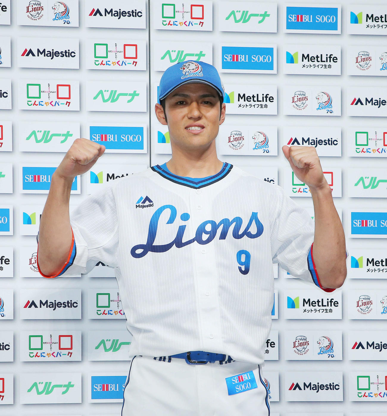 西武対ソフトバンク　ソフトバンクに勝利しガッツポーズで写真に納まる西武木村（撮影・河田真司）