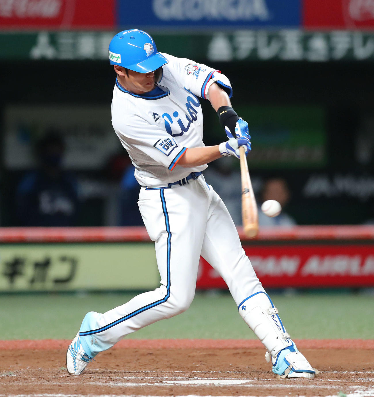 西武対ソフトバンク　8回裏西武2死三塁、左前勝ち越し適時二塁打を放つ木村（撮影・河田真司）