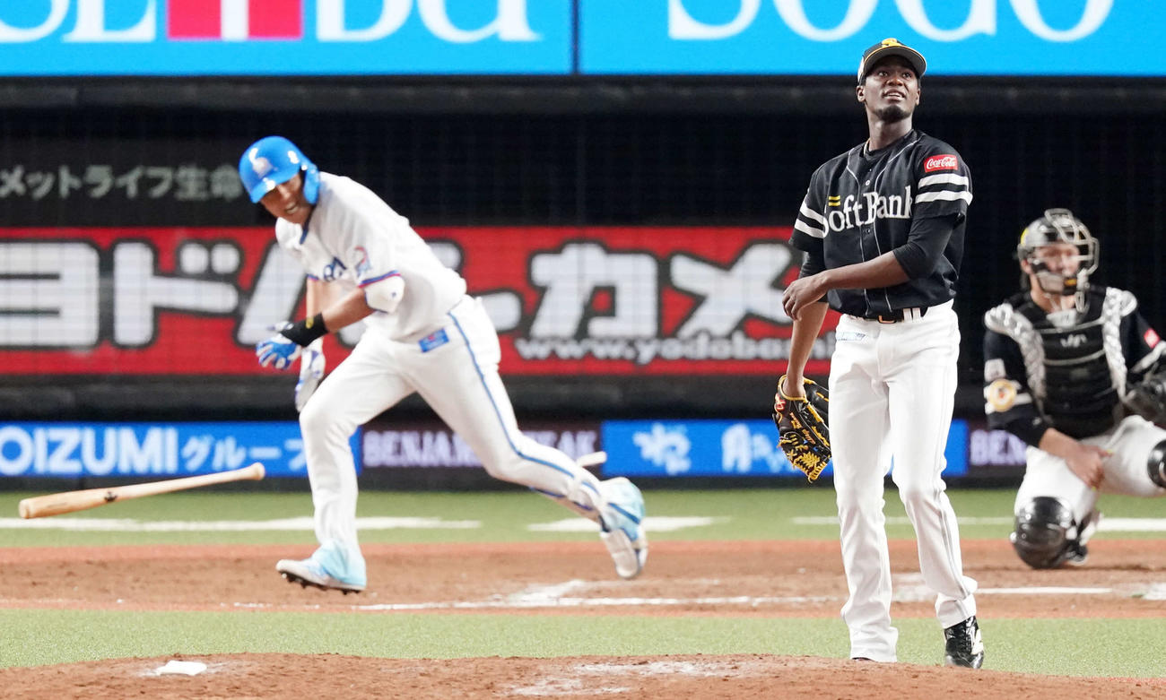 西武対ソフトバンク　8回裏西武2死三塁、木村（左）に勝ち越し適時二塁打を浴びるモイネロ（撮影・江口和貴）