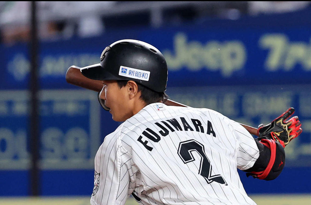 ロッテ対オリックス　5回裏ロッテ無死、藤原は右前安打を放つ（撮影・鈴木正人）