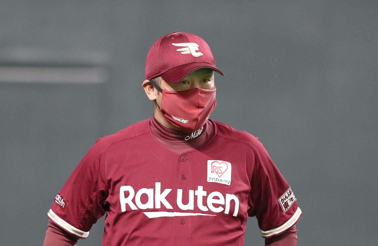 日本ハム対楽天　選手交代を告げる楽天三木監督（撮影・黒川智章）