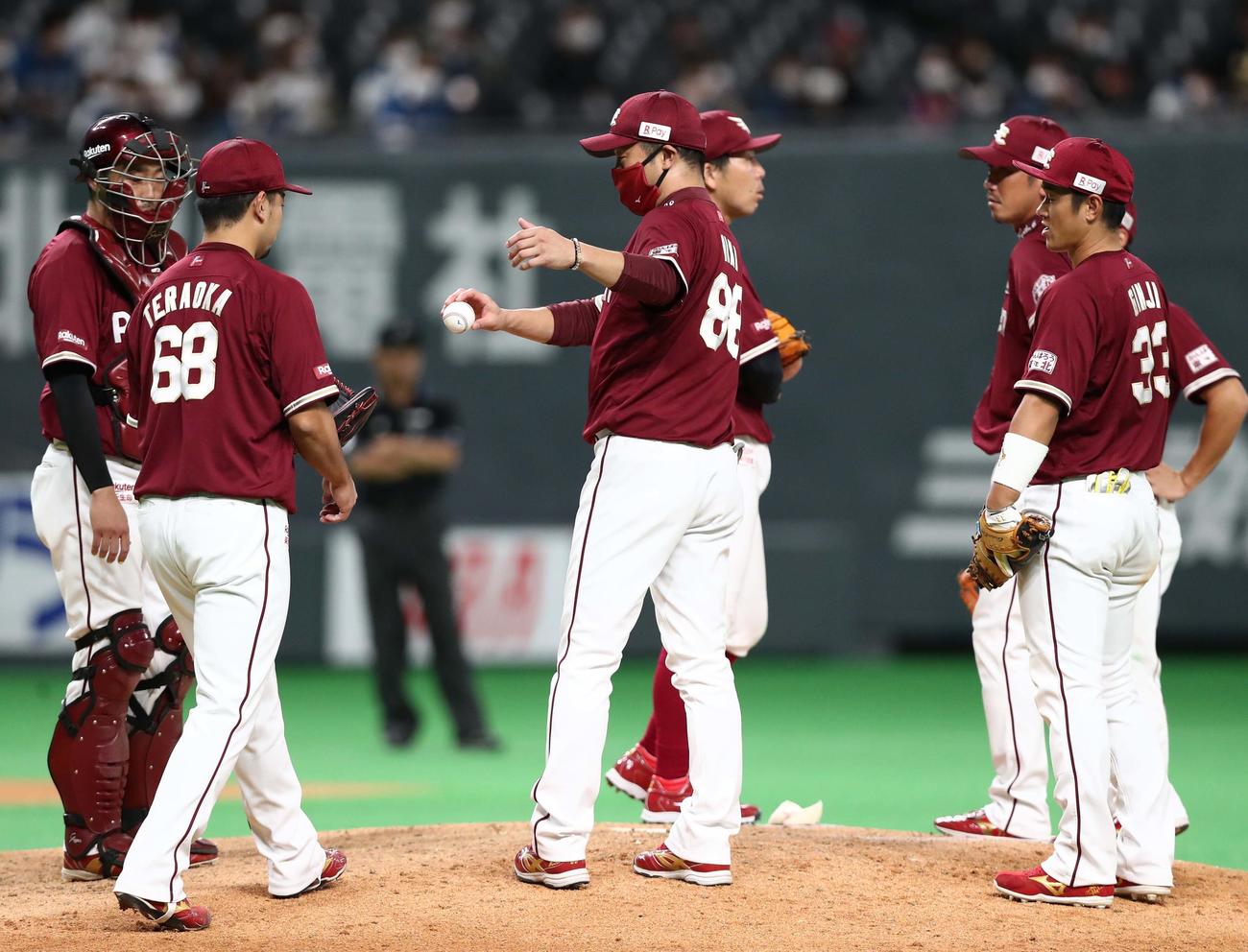 日本ハム対楽天　10回裏、マウンドで楽天寺岡を出迎える三木監督（撮影・黒川智章）