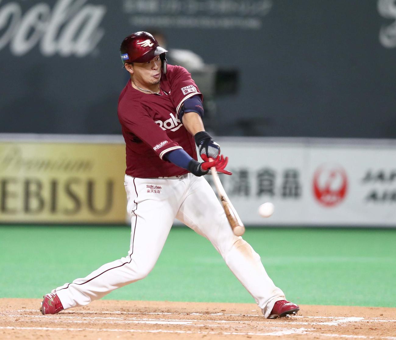 日本ハム対楽天　5回表楽天1死一、二塁、中前適時打を放つ浅村（撮影・黒川智章）