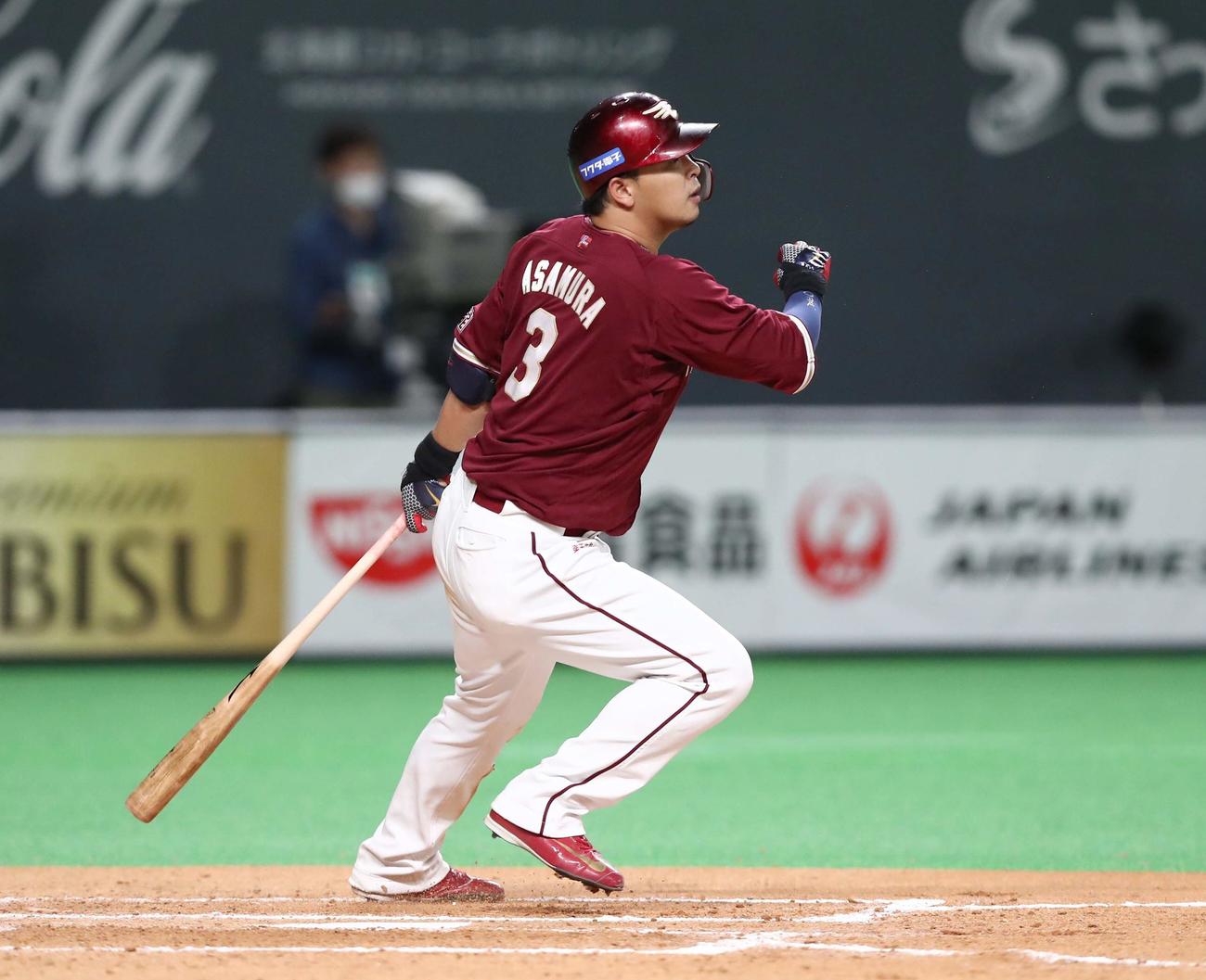 日本ハム対楽天　7回表楽天2死一、二塁、右前適時打を放つ浅村（撮影・黒川智章）