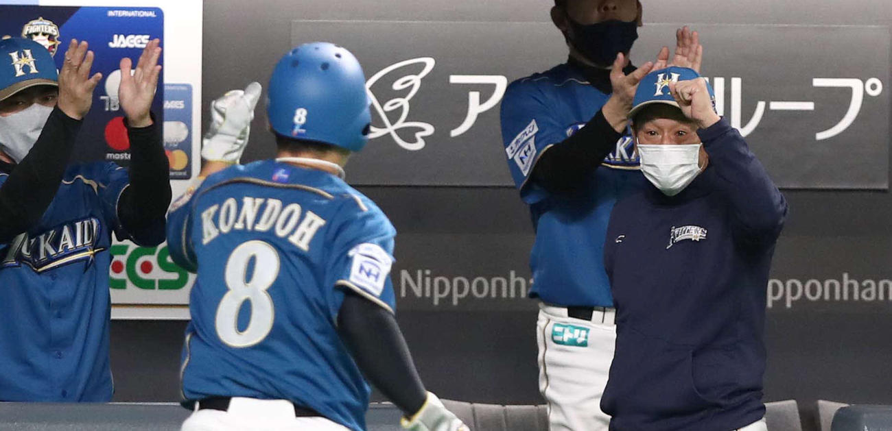日本ハム対楽天　6回裏日本ハム、生還した近藤を出迎える栗山監督（右）（撮影・黒川智章）