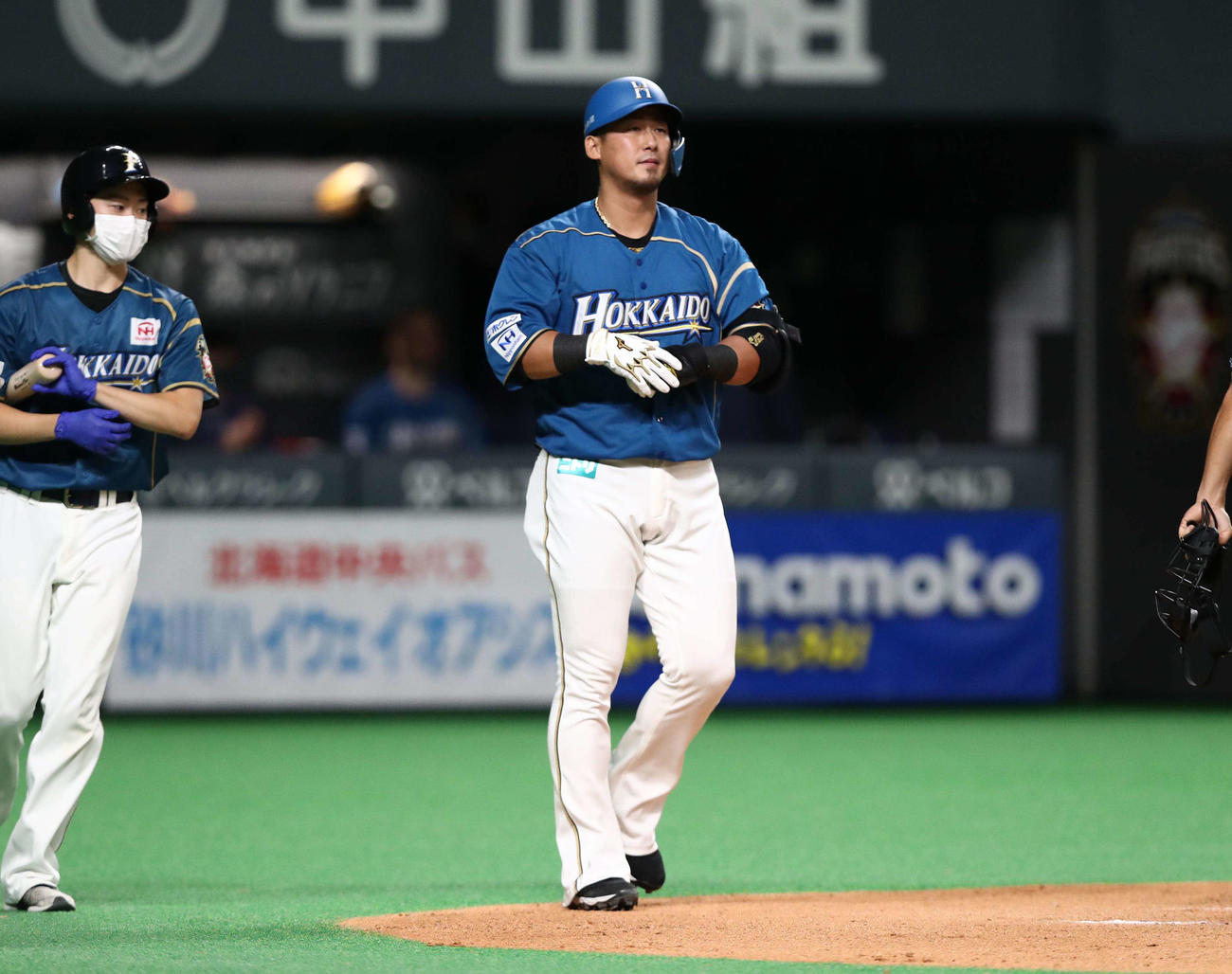 日本ハム対楽天　6回裏日本ハム2死一、二塁、四球を選ぶ中田（撮影・黒川智章）