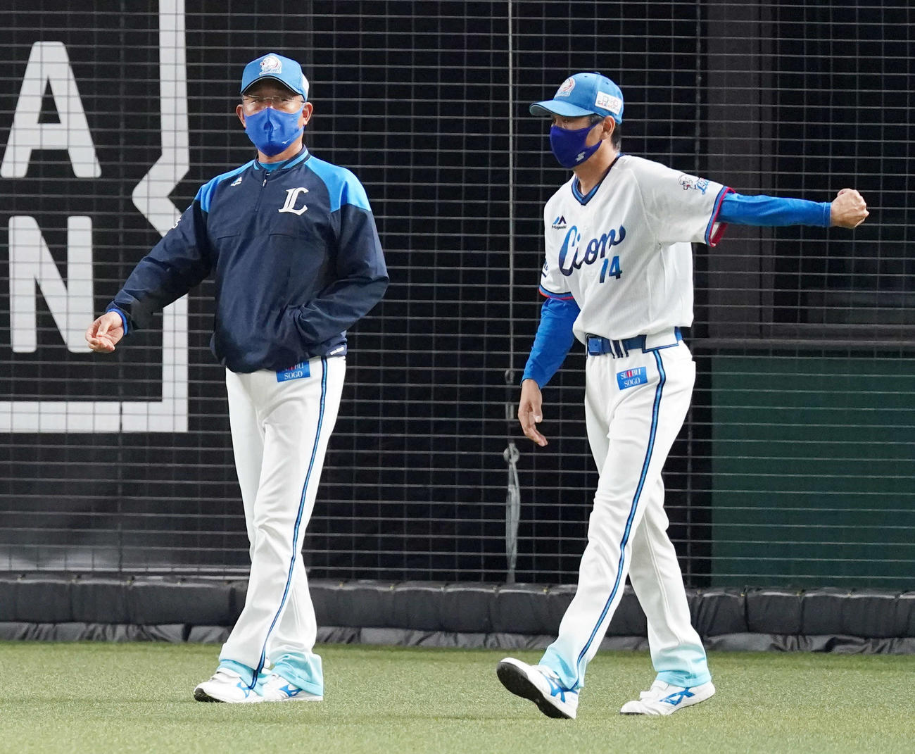 西武対ソフトバンク　4回表途中、西武先発の浜屋の降板を告げに向かう辻監督（左）。右は西口投手コーチ（撮影・江口和貴）
