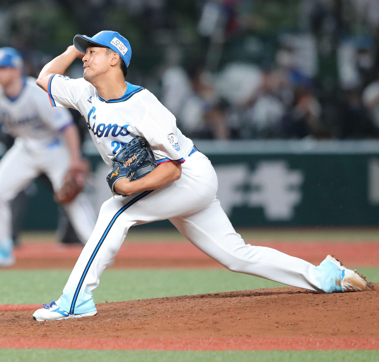 西武対ソフトバンク　5回表ソフトバンク無死、力投する西武平井（撮影・河田真司）