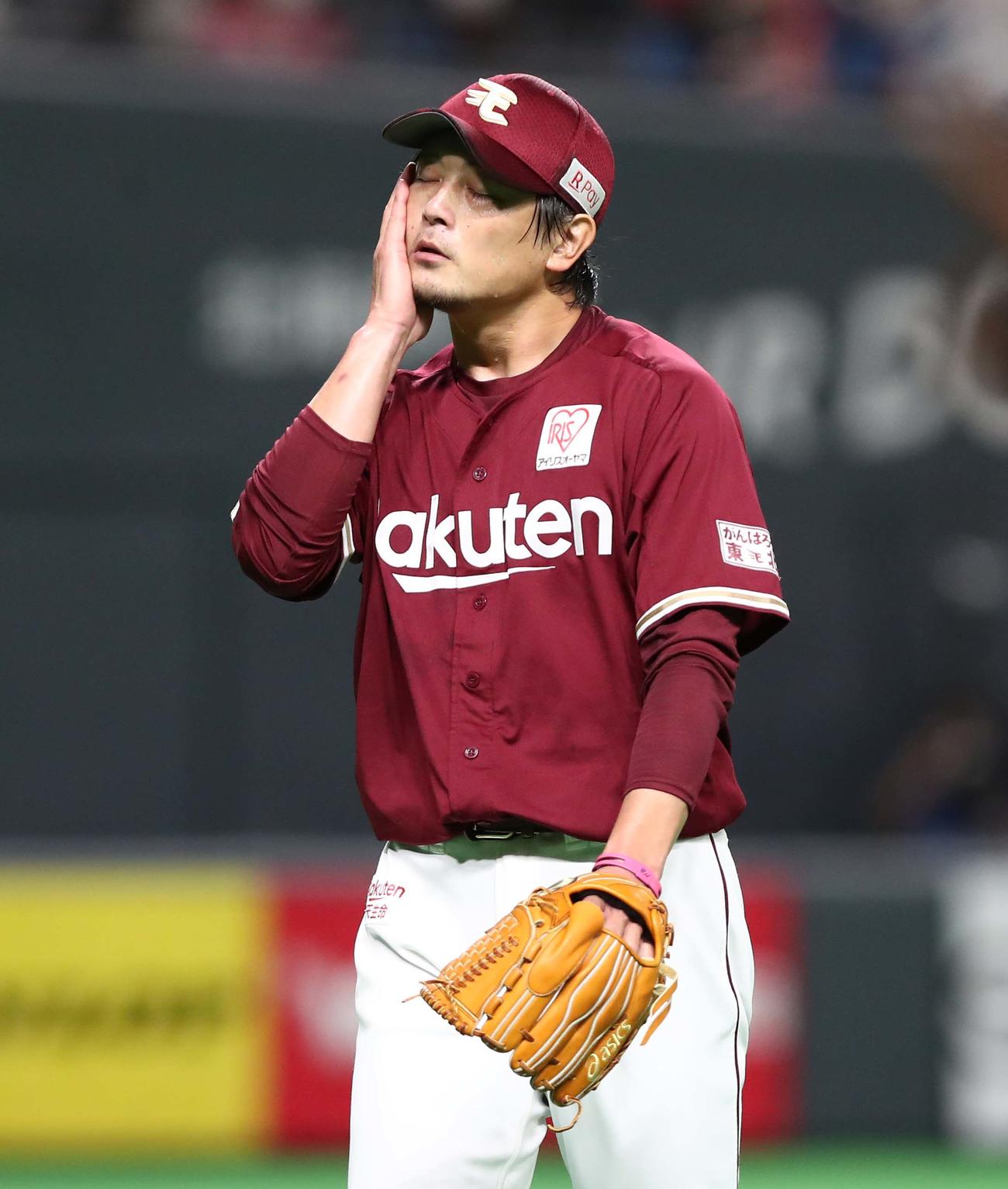 日本ハム対楽天　6回に2失点し汗を拭いて引き揚げる涌井（撮影・黒川智章）