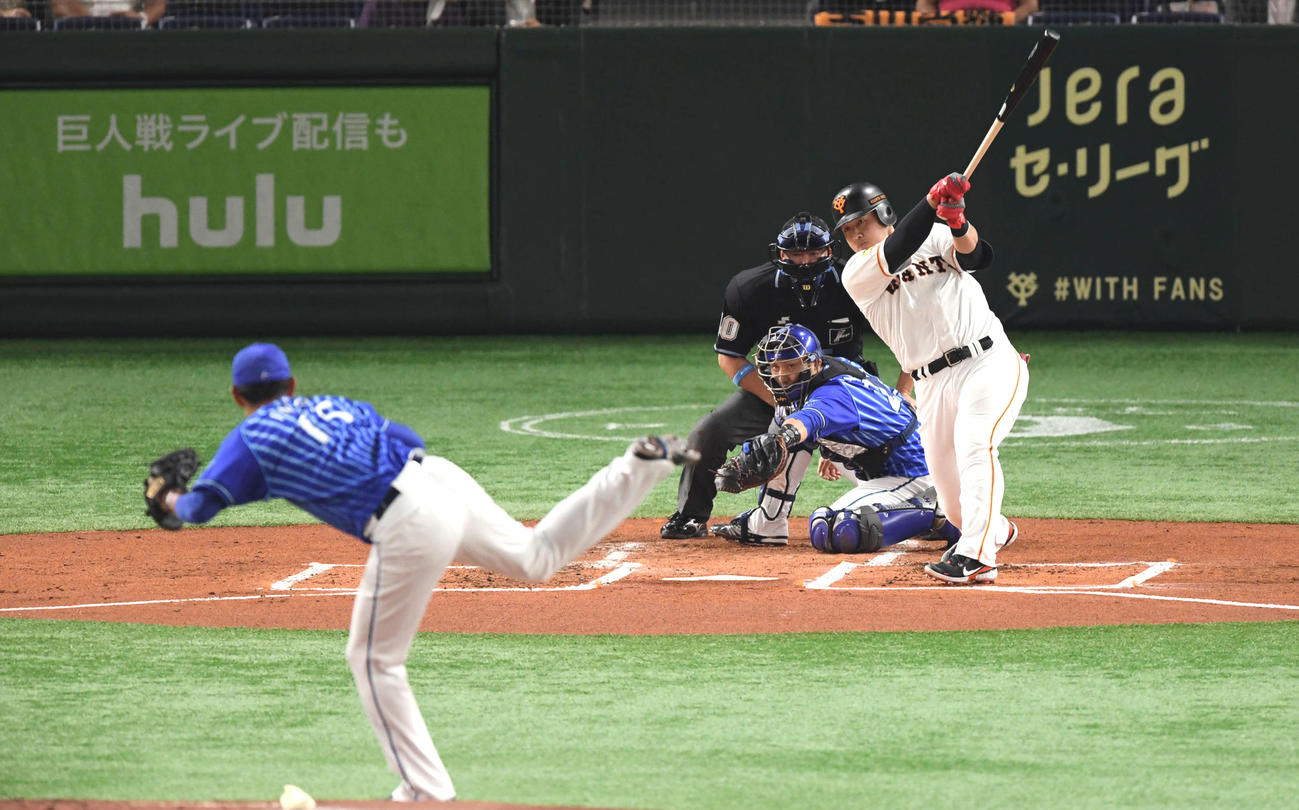 1回裏巨人2死二塁、岡本は先制の右越え2点本塁打を放つ。投手井納（撮影・滝沢徹郎）