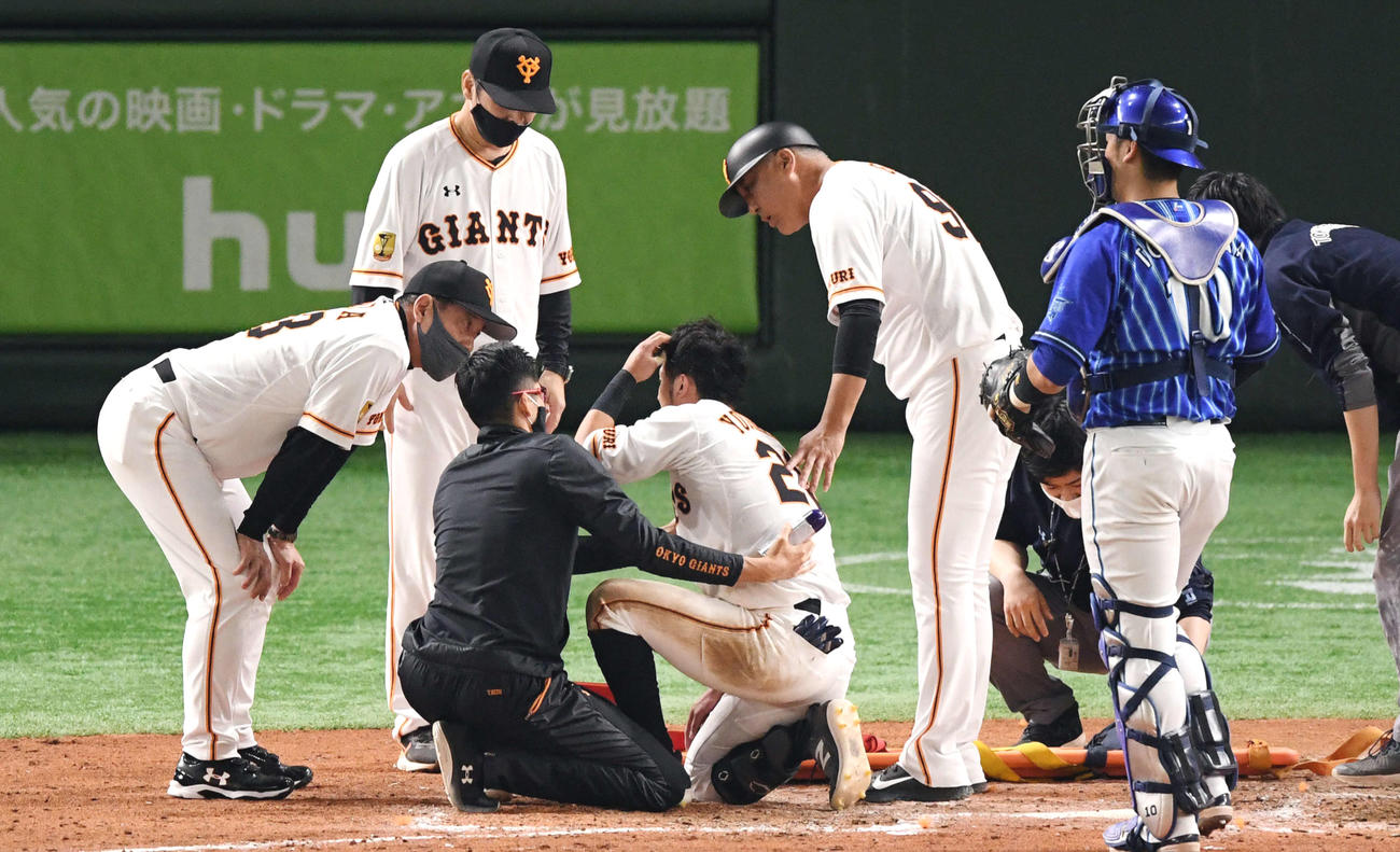 4回裏巨人無死、頭部に死球を受けた吉川尚（中央）に駆け寄る原監督（左）ら（撮影・滝沢徹郎）
